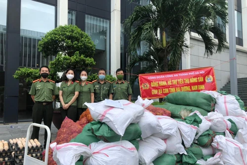 Lực lượng Công an hỗ trợ tiêu thụ nông sản cho nhân dân 2 tỉnh Hải Dương - Nam Định 