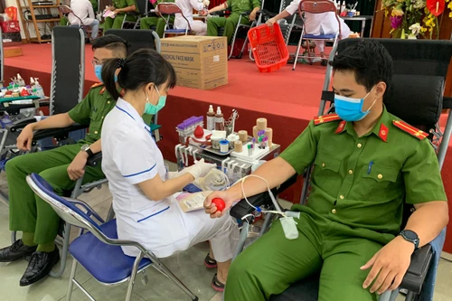 Cán bộ chiến sỹ Công an quận Nam Từ Liêm tích cực hiến máu cứu người