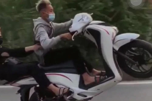  Hai nam thanh niên bốc đầu xe SH, khoe trên mạng xã hội