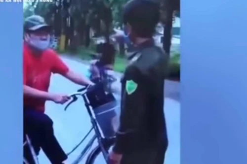 Xử lý người đàn ông chửi bới, tấn công tổ công tác khi bị nhắc nhở ra đường vì mục đích không thiết yếu