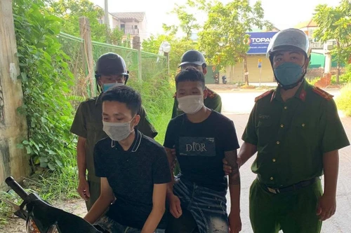 Kiểm tra 2 thanh niên ra đường không lý do, lộ gói ma túy