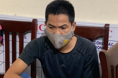 Điều bất thường trong chiếc khẩu trang và bao thuốc lá