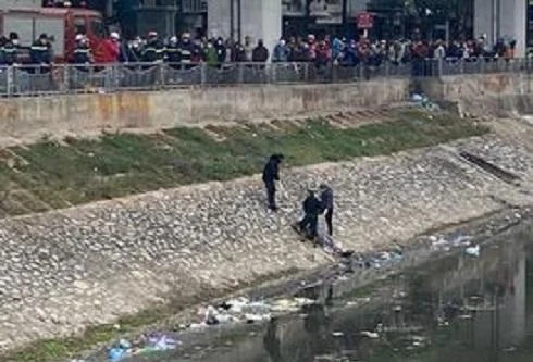 Điều tra vụ phát hiện một thanh niên tử vong dưới sông Tô Lịch