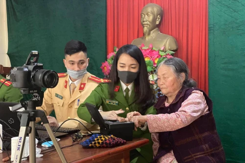 [Ảnh] Công an thị xã Sơn Tây triển khai 8 tổ cấp căn cước gắn chíp cho người dân