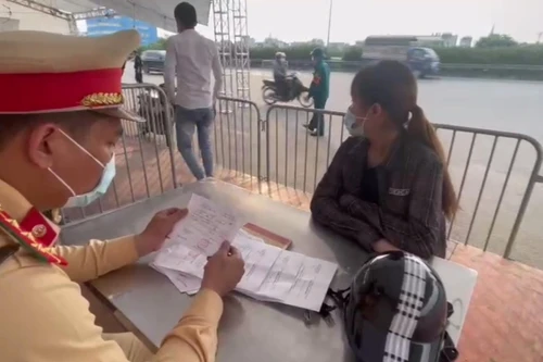 Nam thanh niên tự điền tên của bạn gái vào giấy đi đường để "thông chốt"