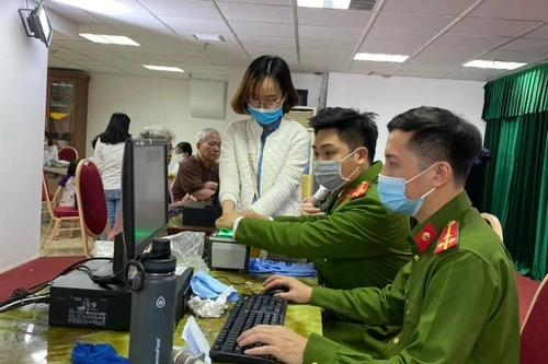 [Ảnh] Công an quận Thanh Xuân đến tận nhà cấp căn cước gắn chíp cho nhân dân
