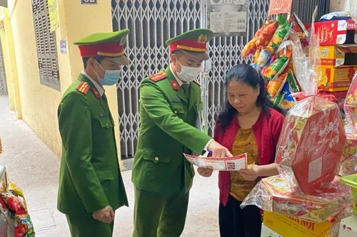 Quận Đống Đa: Đi từng ngõ, gõ từng nhà nhắc nhở đảm bảo an toàn PCCC trong dịp Tết