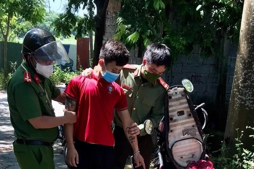 Gặp Cảnh sát, nam thanh niên vứt vội gói ma túy xuống đất để phi tang