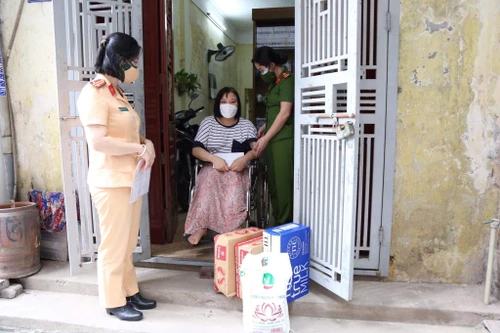 Hội Phụ nữ Công an quận Hà Đông san sẻ yêu thương với những phận đời yếu thế