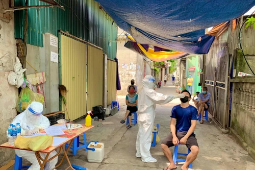 [Ảnh] Tiếp tục lấy mẫu xét nghiệm cho gần 5000 dân ở thôn Bùng, xã Phùng Xá 