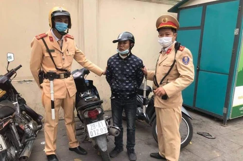 Cảnh sát giao thông và người dân truy đuổi, bắt giữ đối tượng cướp giật điện thoại