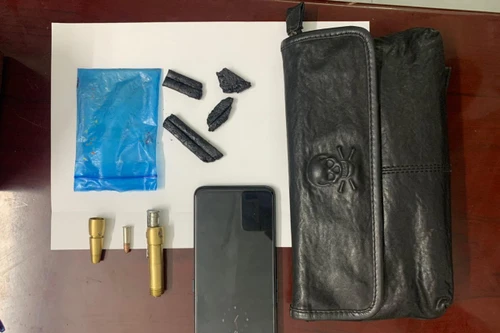 Bắt giữ đối tượng 'găm' ma túy và súng bút để... 'phòng thân'