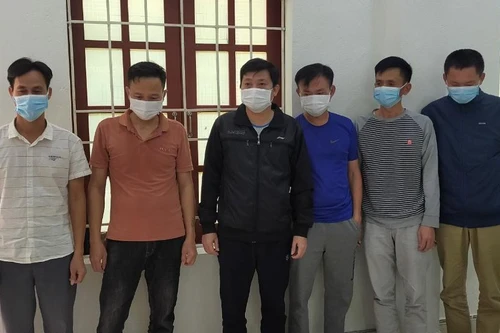 Nhóm đối tượng đang chơi "3 cây", bị Công an bắt quả tang