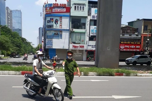 Công an quận Đống Đa phạt 14 trường hợp ra khỏi nhà không vì mục đích thiết yếu