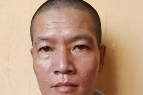 Kiểm tra gã đàn ông nghi vấn, lộ nhiều gói nilon chứa ma túy