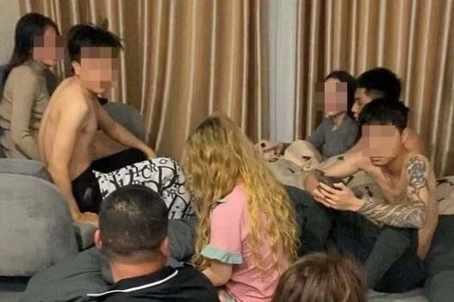 Phát hiện 8 nam nữ đang 'thác loạn' bằng ma túy ở chung cư cao cấp