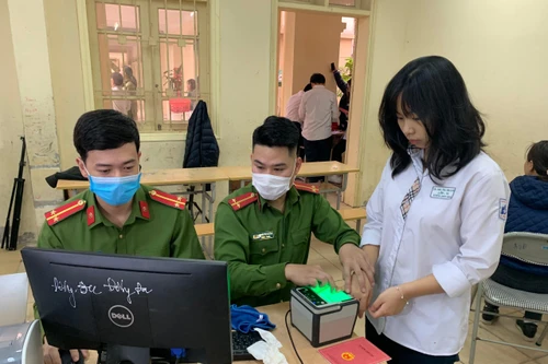 [Ảnh] Cán bộ chiến sỹ tận tình hỗ trợ, cấp căn cước gắn chíp cho học sinh