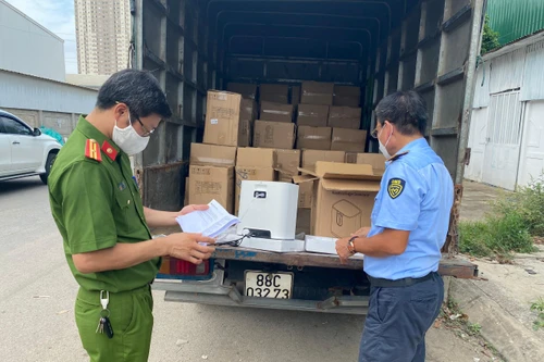 Hà Nội: Phát hiện 2 xe "luồng xanh" chở 199 chiếc máy thở nghi nhập lậu