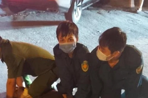 Mang ma túy, lao xe máy định "thông chốt" phòng chống dịch