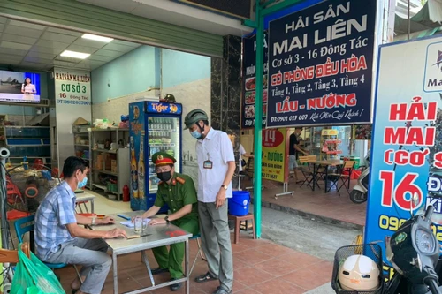 [Ảnh] Công an quận Đống Đa tuyên truyền, vận động nhân dân thực hiện Công điện 14