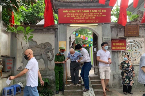 [Ảnh] Xúc động hình ảnh lực lượng Công an Thủ đô trong ngày bầu cử