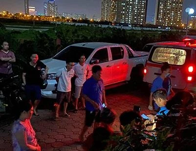 Khẩn trương điều tra vụ bé gái 4 tuổi rơi từ tầng cao chung cư