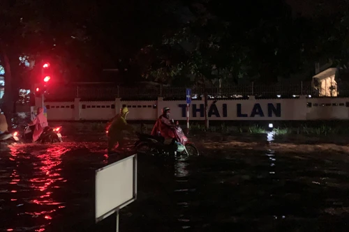 Video: Hà Nội phố biến thành sông sau mưa lớn