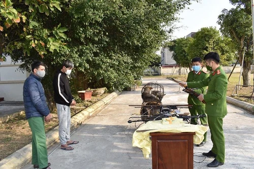 Khám xét nhà đối tượng trộm chó thu nhiều súng 