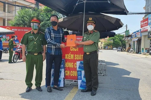 Cựu tuyển thủ Dương Hồng Sơn tặng quà động viên lực lượng tham gia chốt phòng chống dịch