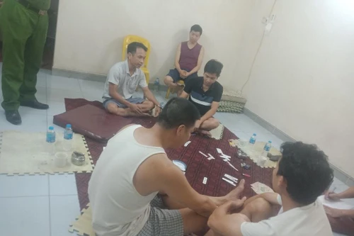 Bảy người đánh bạc bị khởi tố và phạt 105 triệu đồng