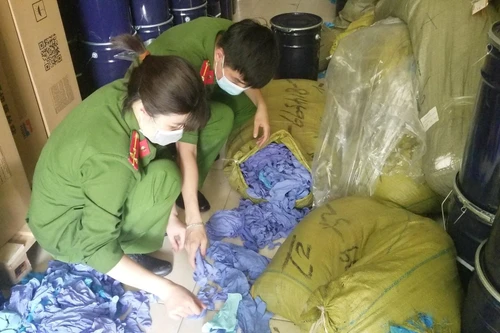 Phát hiện kho chứa gần 3 tấn găng tay y tế không rõ nguồn gốc