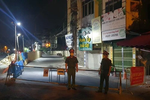 Đêm trắng ở chốt phong tỏa Văn Miếu - Văn Chương