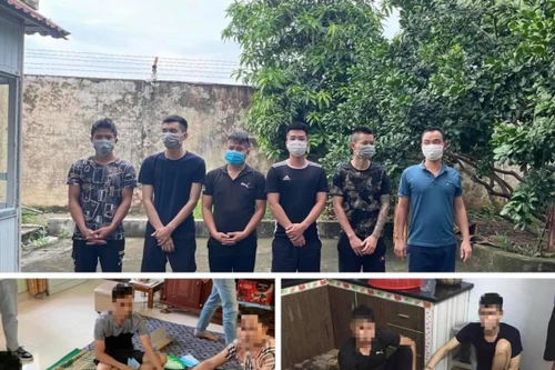 Nghỉ dịch, nhóm người "giết thời gian" bằng ...đánh bạc