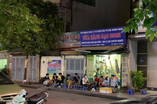 Quận Bắc Từ Liêm (Hà Nội): Hàng quán ngang nhiên hoạt động trên hè, bất chấp lệnh cấm 