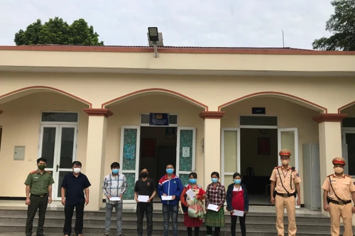 Sửa xe, tặng quà giúp người dân trên hành trình hàng nghìn cây số trở về quê