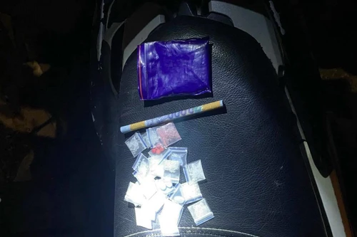 Kiểm tra chiếc ví trong cốp xe máy, lộ 20 gói nilon chứa ma túy