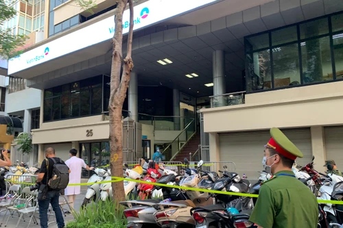 [Clip] Lực lượng chức năng lập hàng rào phong tỏa ngân hàng VietinBank
