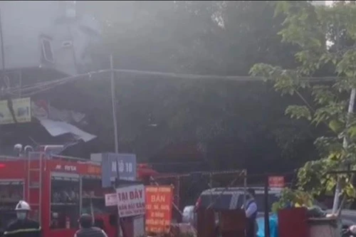 Đang cháy nhà dân ở phố Nguyên Hồng 