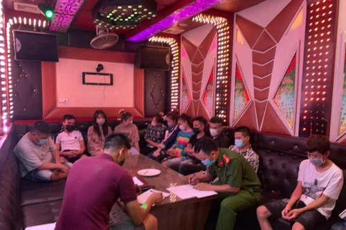 [Clip] Công an huyện Thạch Thất bắt quả tang 10 nam nữ đang "bay lắc" trong quán karaoke