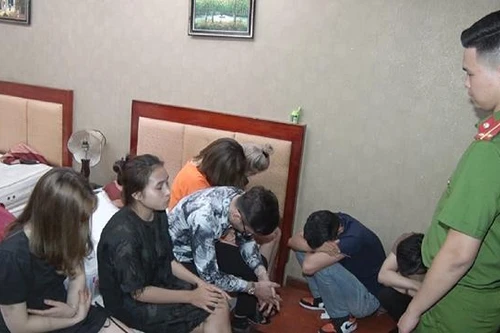 Bắt quả tang 19 nam nữ "bay lắc" trong khách sạn