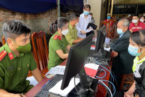 [Ảnh] Không ngại mưa lớn, lực lượng Công an về xã cấp căn cước gắn chip cho nhân dân