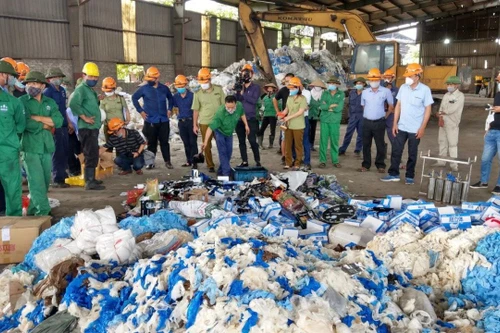 Tiêu hủy hơn 18 tấn hàng giả, hàng cấm, không rõ nguồn gốc