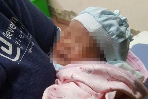 Bé sơ sinh bị bỏ rơi ở khuôn viên Trạm y tế xã