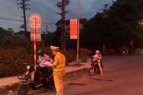 [Ảnh] 'Sắc nắng' trắng đêm bám chốt, ngăn Covid-19 xâm nhập