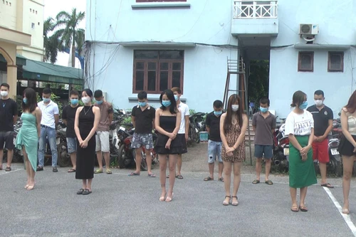 Bất chấp lệnh cấm, quán karaoke mở cửa cho 37 khách vào hát