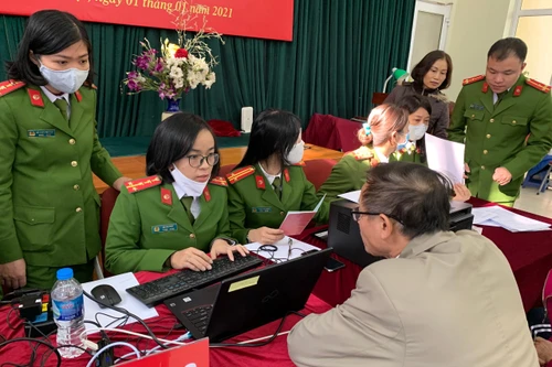 Công an quận Thanh Xuân đến khu dân cư cấp căn cước gắn chíp điện tử cho người dân