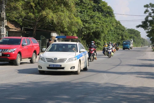 [Ảnh] Công an Hà Nội dẫn đường cho đoàn người di chuyển từ Bình Dương về Lào Cai