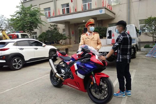 Phạt hơn 10 triệu đồng đối với tài xế phóng mô tô gần 300km/h ở Đại lộ Thăng Long 