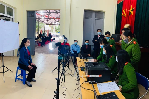 Công an quận Đống Đa đến tận khu dân cư cấp căn cước gắn chíp cho công dân