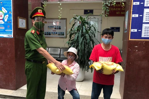 3 người tàn tật bán tăm bông xúc động đón nhận món quà của lực lượng Công an 